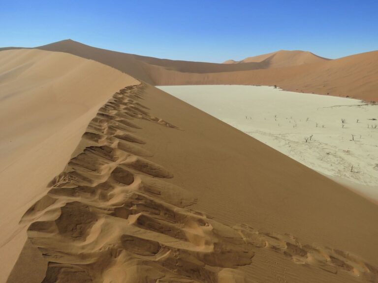 Deadvlei Düne mit Spuren im Sand