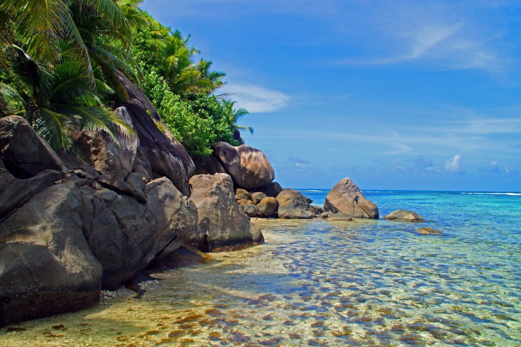 Felsen klares Wasser auf Seychellen