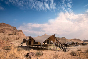 Hoanib Valley Camp Zelt mit blauem Himmel