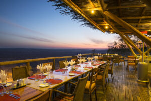 Ongava Lodge gedeckter Tisch bei Sonnenuntergang