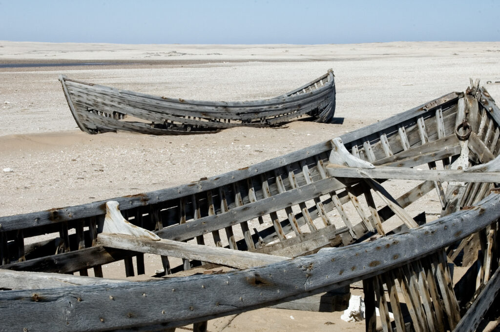 Holzeboote an der Skeleton Coast