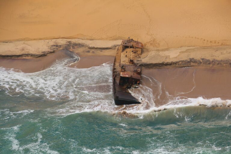 Skeleton Coast Schiffswrack im Wasser