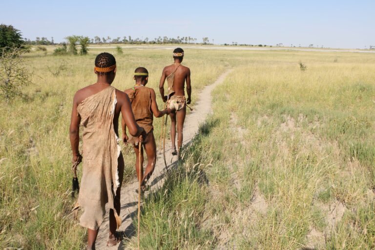 Kalahari drei Männer auf Wanderung