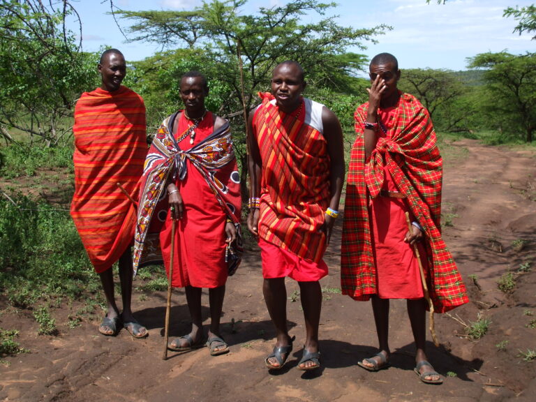 Masai Mara Männer auf Straße