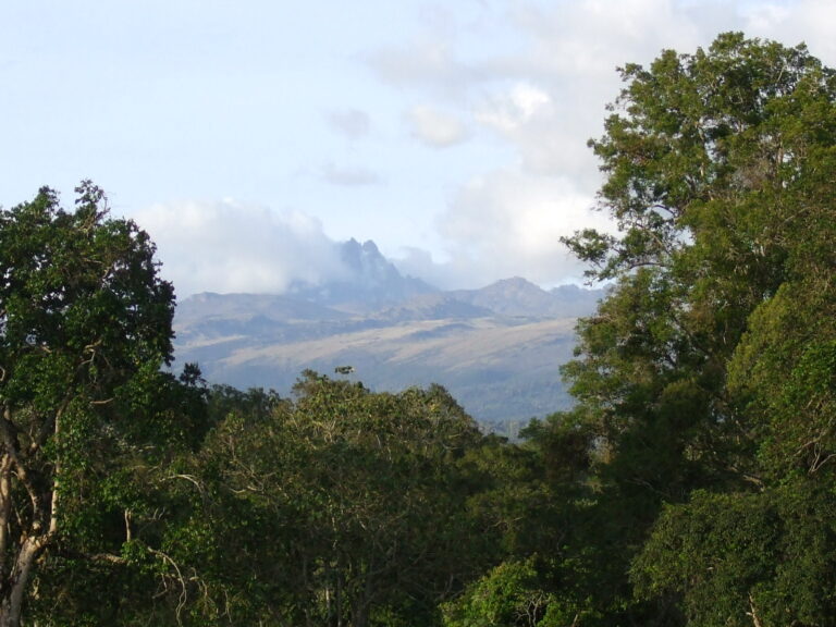 Kenia Mount Kenia in den Wolken