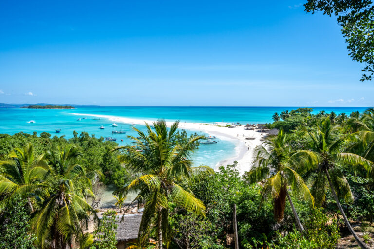 Weißer Strand mit Palmen in Nosy Be, Nosy Iranja